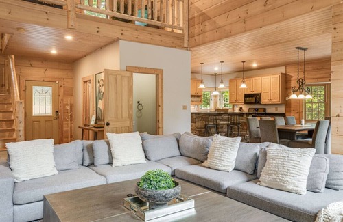 Avery Creek House | Family Getaway: Pool, Game Room, Fire Pit & 3 Kings
