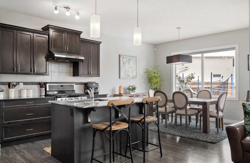 Calgary House | Family Haven Near Airport ✈ | Kids Play Den, BBQ Deck + FREE Banff Pass & Wine!