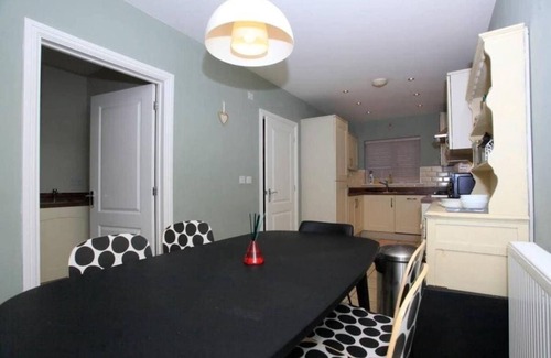 Peterborough House | Family Home w/Hot Tub & Garden