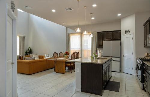 Manchaca House | Family Oasis - King Suize Suites - Near F1 and Wifi