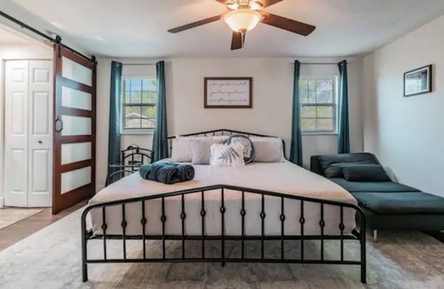 Country Place House | Family Paradise Getaway - N. Tampa - Sleeps 12!