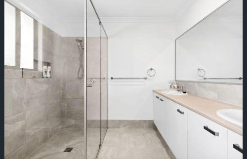 Palmview House | Family-Perfect Home Relax, Swim, Explore, Repeat!