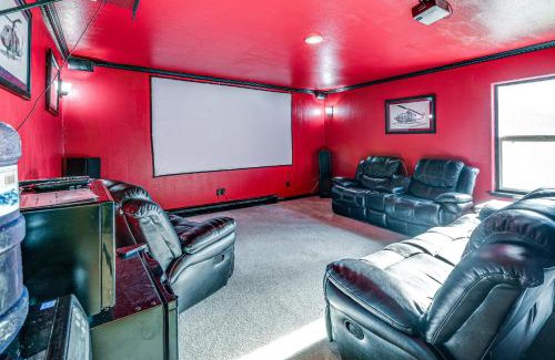 North Pole House | Family Retreat 2 Mi to Santas House Pets Welcome