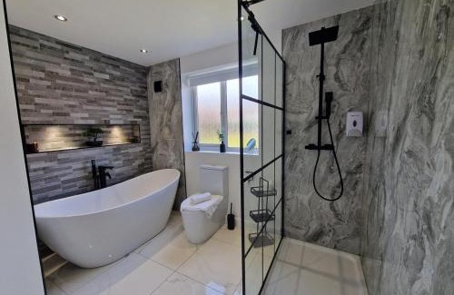 Merthyr Tydfil House | Family Retreat, 6 bedrooms, sleeps 12 Near National Park And Bike Park Wales