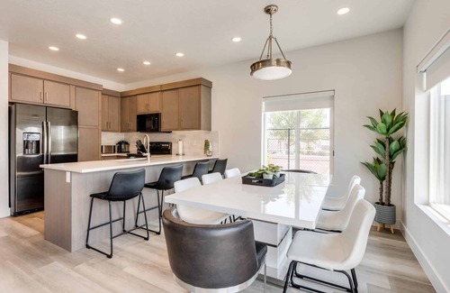 St. George House | Family Retreat at the Vue #15 *Luxury Townhome* Pickleball