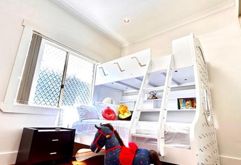 Chatswood House | Family retreat house 3 bdrm with parking Netflix close to train