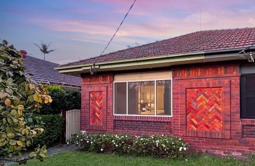 Chatswood House | Family retreat house 3 bdrm with parking Netflix close to train