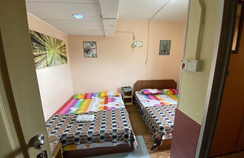 Bandar Kota Bharu House | Family Room 2 Queen Bed/4 pax with Aircond (bajet Murah)