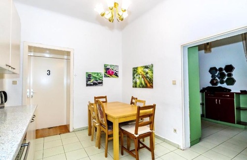 Rudolfsheim-Funfhaus Apartment | Family Room - 7 Minutes to Schönbrunn Palace