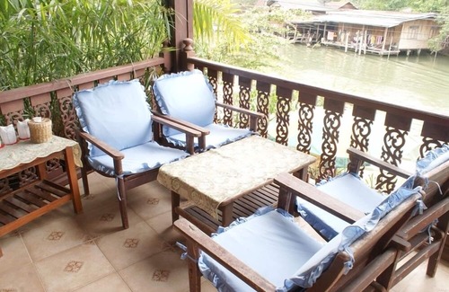 Suan Luang House | Family ROOM Riverside Homestay in Ampawa