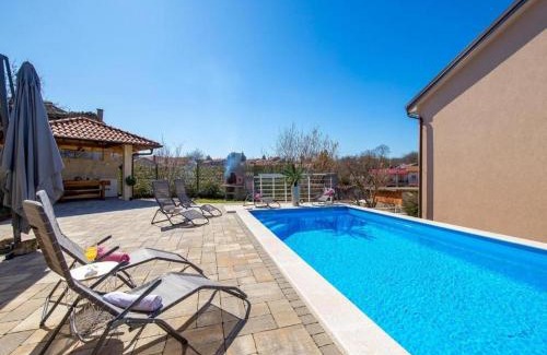 Lipa Villa | Fancy Villa Children Playground,Jacuzzi,Pool