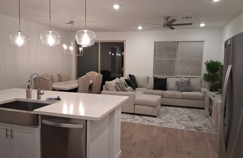 Surprise House | Fantastic 3-bedroom, 6 beds! house with AC in Sun City West