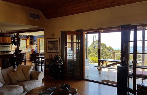 Snug House | Fantastic getaway for family or friends with spectacular views.