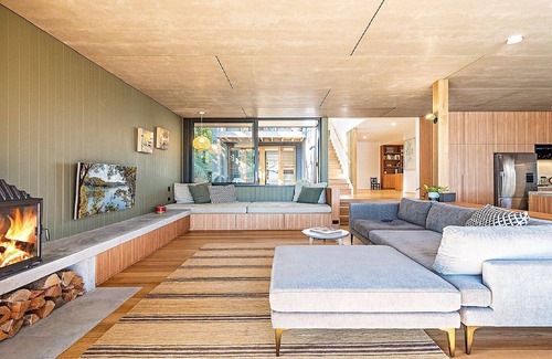 Pretty Beach House | Fantastic Waterfront Beach House by HolidayCo.
