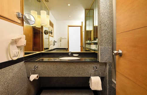 Wellington Pier Hotel | Fariyas Hotel