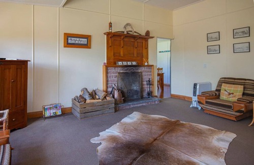 Twizel House | Farm Cottage, Omahau Downs