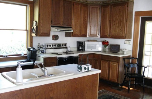 Batesville House | Farm Experience-In the Heart of Vineyard, Wine and Wedding Country-Spacious