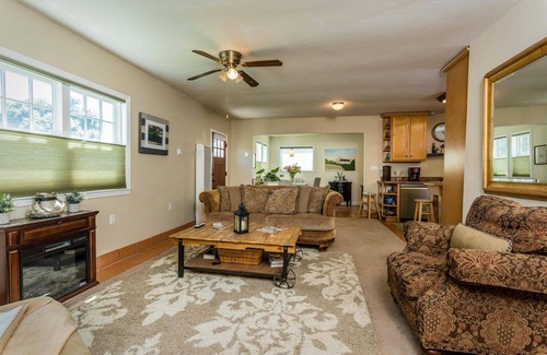 Callender House | Farmhouse Close to Beach, 3 Bedroom, 2 Bath (Sleeps 6)