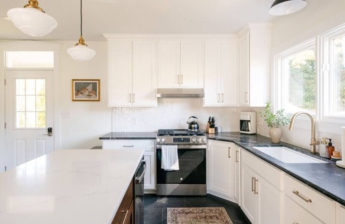 Columbia House | Farmhouse|HOT TUB|Fireplace|King Bed|4 Bedroom