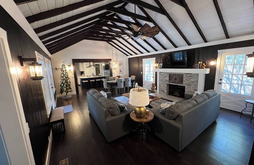 Cedarpines Park Other | Farmhouse Sleeps 8/Fenced Yard/Spa/Private