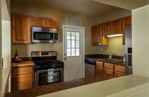 Broadmoor-Broadway House | Fast/Direct Airport and Downtown Access