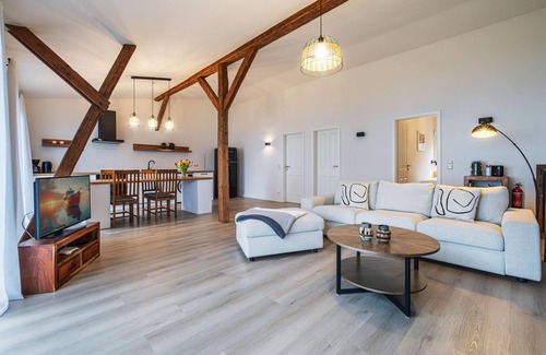 Steinbergkirche Apartment | Favorite place by the sea - east barn on Mühlendamm with sea view, stove and sauna