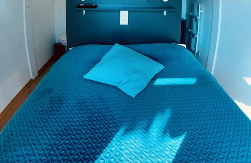 La Chapelle-Aubareil Hotel | Features one double bed and one single bed.