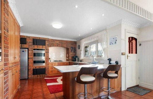 Lakes Entrance House | ‘Federation Style’ 4 bedroom House with Ocean View