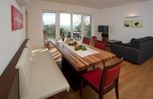 Johnsdorf-Brunn House | Ferienhäuser im Weingarten