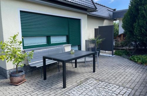 Bautzen House | Ferienhaus Amare mit Fasssauna, eigener Terrasse & Kamin