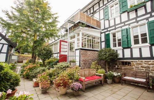 Neunkirchen-Seelscheid Apartment | Ferienhaus im Fachwerkhof 'Haus in Bewegung'