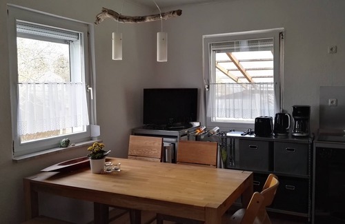 Wald Apartment | Ferienhaus mit Bauwagen, Garten und Grillmöglichkeit