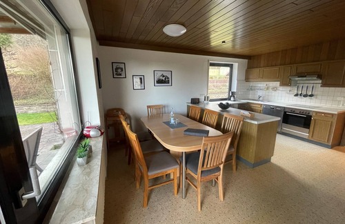 Oberelsbach Apartment | Ferienwohnung mit Terrasse und 4 Schlafräumen