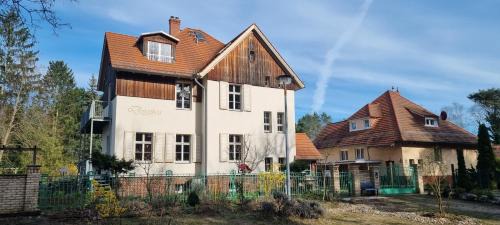 Kienwerder Apartment | Ferienwohnung 2OG am Waldfriedhof