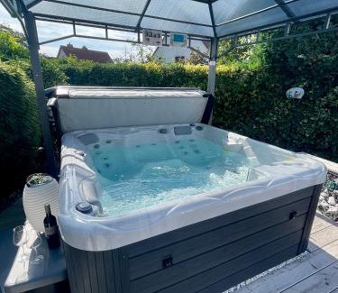 Braunfels Apartment | Ferienwohnung Schlossblick - 4 Sterne Sauna Pool Whirlpool exklusiv