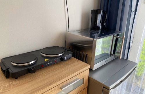 Fischach Apartment | Ferienzimmer Fischach mit Kochgelegenheit, Dusche und Terrasse