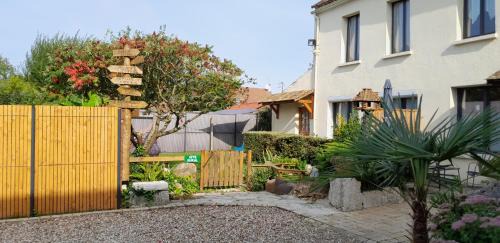 Neauphlette Apartment | Ferme de Beaulieu, appartement avec jardin privatif