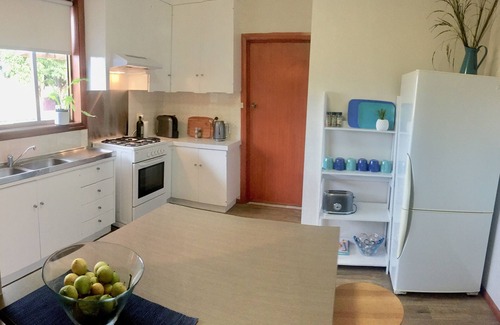 Norlane Apartment | ⭐FERNLY*BFast,WiFi,Nflx,AC*Walk2Pizza,Liquor,Deli,