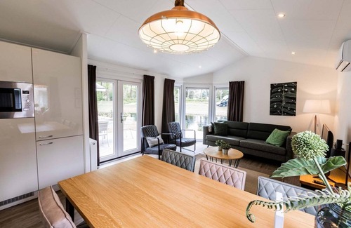 Lageweg Ski Chalet | ✓ Ferox at Parc de IJsselhoeve ✓ Holiday home for 5 persons ✓ Located in Nieuwerkerk aan den IJssel (Zuid-Holland) ✓ Holiday park next to the IJssel ✓ Book directly through the park