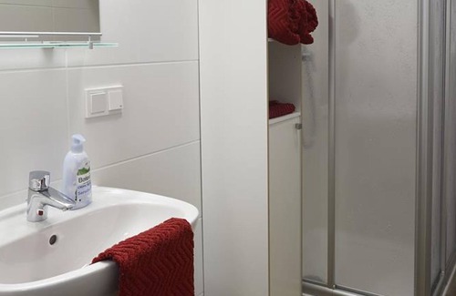 Halbturn Apartment | Fewo 1, Terrasse, Dusche/wc, Gartenseite - Ferienwohnung Halbturn