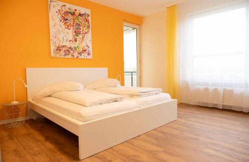 Sandershausen Apartment | Fewo Art City-Studio Kassel 2, groß, modern, citynah, 3 Schlafzimmer, 2 Bäder, kostenfreie Parkplätze, 2 Süd-Balkons, Herkulesblick