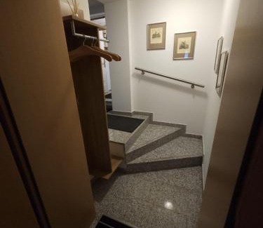 Suedost Apartment | FeWo Monarchenhügel in Seenähe, Garten, Terrasse, Carport mit Wallbox