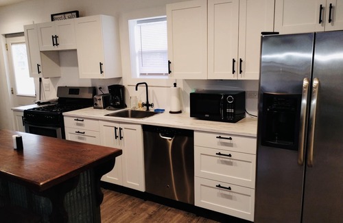 Fox Valley Apartment | Fireplace Self Check-in W/D BBQ Grill Parking