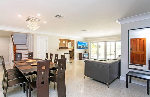 Downtown Hollywood Villa | First-Class Villa in Hollywood Lakes Heated Pool