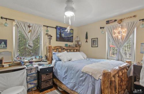 Sterling Cabin | Fish Camp – Rustic Retreat with 4 Cabins, Gazebo & Kenai River Access Sleeps 14