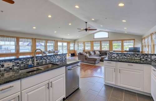 Stonington Apartment | Fisherman`s Loft - In-town Apartment, Ocean Views