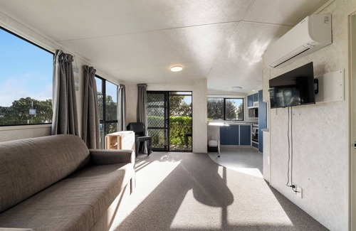 Fitzroy Cabin | Fitzroy Beach Holiday Park