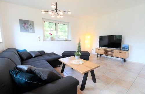 Diemelsee House | Flechtdorfer Waldblick - 130 qm großes Ferienhaus und großem Grundstück und Bachlauf und Terrasse für 6 Gäste