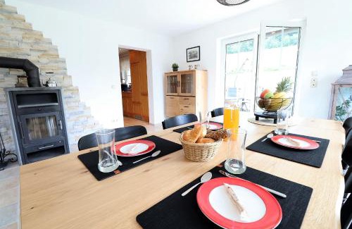 Diemelsee House | Flechtdorfer Waldblick - 130 qm großes Ferienhaus und großem Grundstück und Bachlauf und Terrasse für 6 Gäste