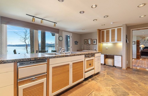 Tahoe Pines House | Fleur Du Lac 7 By Tahoe Getaways - Monthly Rental with Pool, Tennis, Gym, Buoy, Lakefront